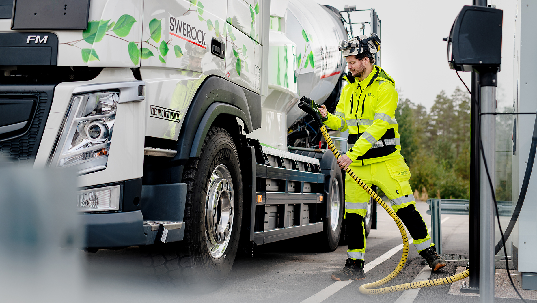 I samarbeidet mellom Volvo Trucks og Swerock blir det brukt to helelektriske lastebiler: En Volvo FM og en Volvo FMX.