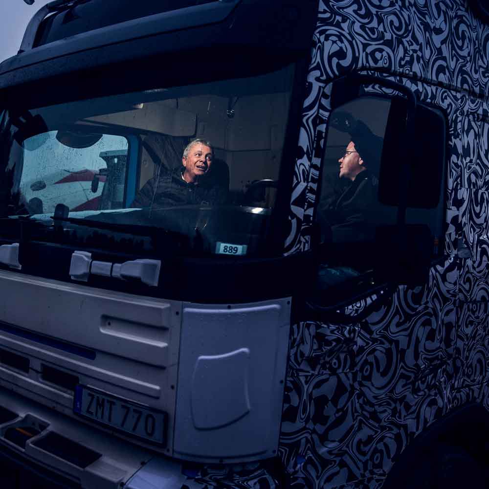 Volvo Trucks-forhandler Eric Åström snakker med Joakim Eriksson