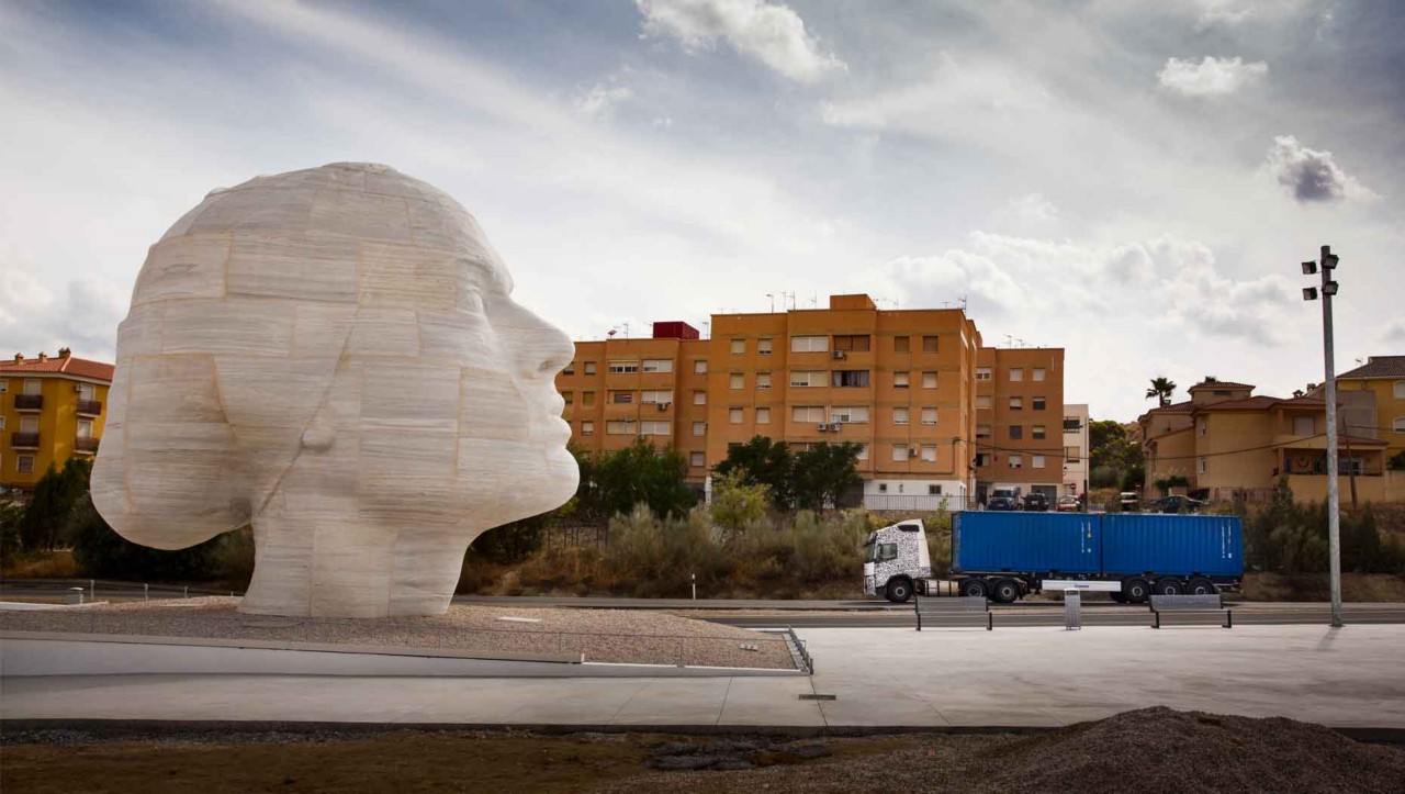 En testlastebil passerer en marmorstatue i Spania